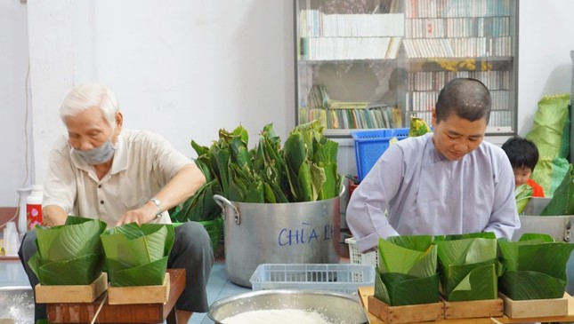 Công đoạn cho nếp và nhân vào khung cần người có kinh nghiệm