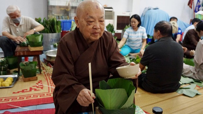 Ni trưởng Thích nữ Tịnh Nguyện gói bánh