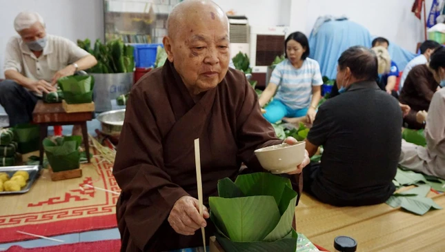 Ni trưởng Thích nữ Tịnh Nguyện gói bánh