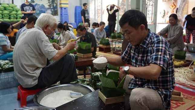 Sự cẩn thận để chiếc bánh lá dông được chắc và đẹp