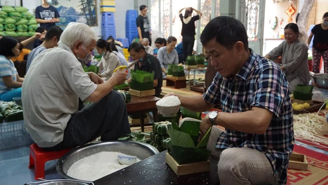 Sự cẩn thận để chiếc bánh lá dông được chắc và đẹp