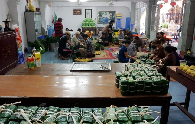 Cùng vui vầy trong tiết xuân ở mái chùa thân thuộc