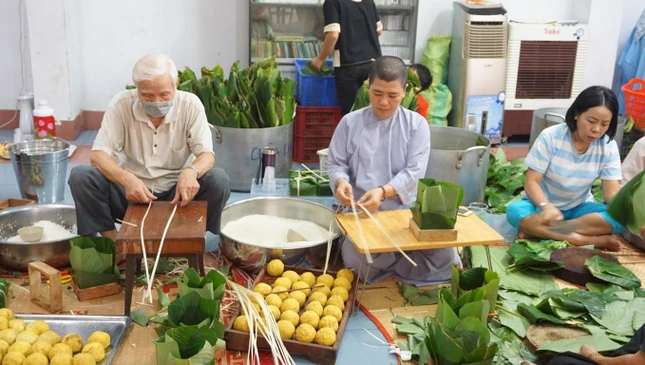 Bánh chưng chay lá dông xanh mang phong vị miền Bắc