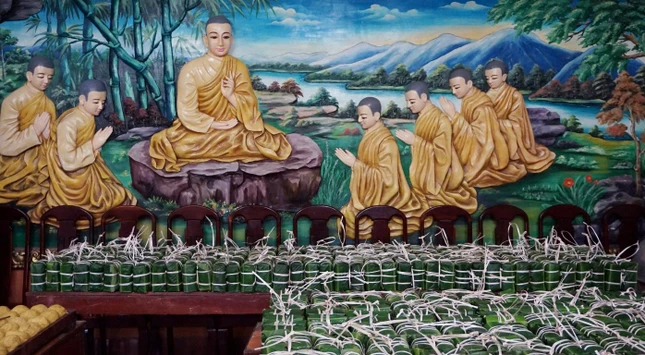 Những chiếc bánh lá dông phong vị miền Bắc sẽ được tặng đến nhiều ngôi chùa ở miền Nam