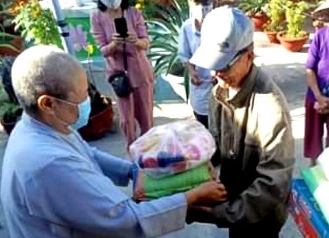 Tịnh thất Hưng Long và Phật tử thực hiện trao quà Tết