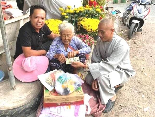 Trao quà Tết đến hộ nghèo xã Ninh Tân (Ninh Hòa) ngày 6-2-2021