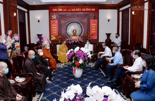 Chư tôn đức Ban Trị sự Phật giáo TP.HCM chúc Tết tại Thành ủy