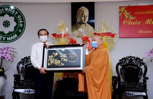 Hòa thượng trao quà lưu niệm đến ông Bí thư Thành ủy