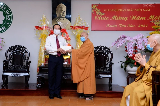 Bí thư Thành ủy Nguyễn Văn Nên trao thiệp chúc xuân đến Hòa thượng Chủ tịch HĐTS