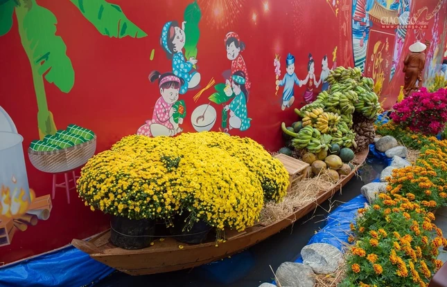 Hình ảnh thuyền hoa, cây trái Tết vượt sông về nhà - Ảnh: Đăng Huy