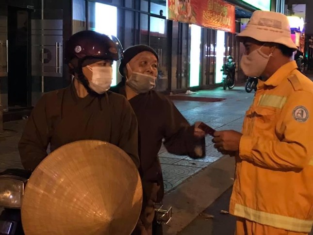 Ni trưởng Thích nữ Tịnh Nguyện trao lộc xuân đến công nhân vệ sinh - Ảnh: M.Từ Ni trưởng Thích nữ Tịnh Nguyện trao lộc xuân đến công nhân vệ sinh - Ảnh: M.Từ