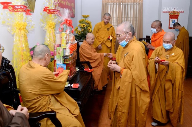 Nhị vị Hòa thượng trao lộc mừng xuân mới đến chư tôn đức - Ảnh: Bảo Toàn