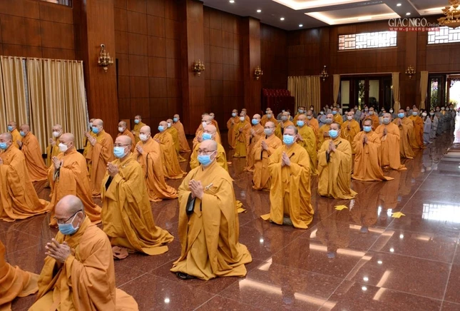 Chư Tăng đảnh lễ chư vị giáo phẩm Chư Tăng đảnh lễ chư vị giáo phẩm