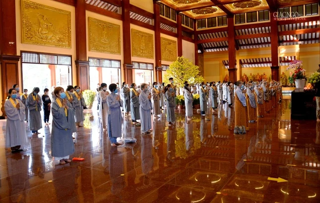 Đông đảo Phật tử thành kính cầu nguyện vào dịp đầu xuân Tân Sửu Đông đảo Phật tử thành kính cầu nguyện vào dịp đầu xuân Tân Sửu