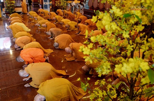 Chư tôn đức đảnh lễ Tam bảo Chư tôn đức đảnh lễ Tam bảo