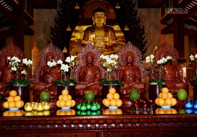 Chư Phật Dược Sư tại chánh điện Việt Nam Quốc Tự Chư Phật Dược Sư tại chánh điện Việt Nam Quốc Tự