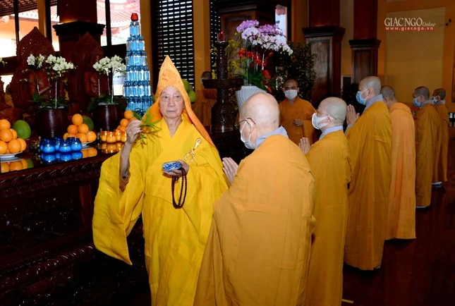 Trưởng lão Hòa thượng cử nhành dương sái tịnh đàn tràng, chính thức khai đàn Pháp hội Dược Sư Trưởng lão Hòa thượng cử nhành dương sái tịnh đàn tràng, chính thức khai đàn Pháp hội Dược Sư