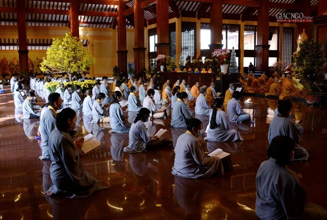 Phật tử đồng tụng niệm kinh Dược Sư Phật tử đồng tụng niệm kinh Dược Sư