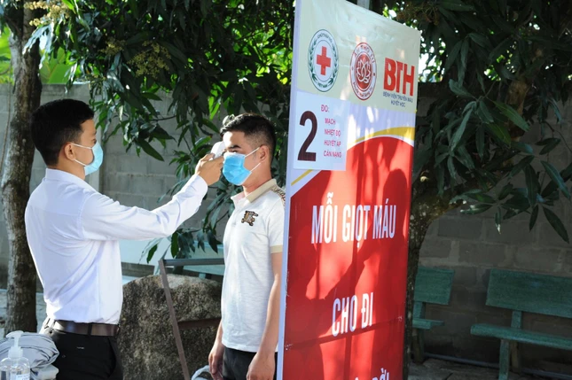 Ban Tổ chức đo thân nhiệt cho tình nguyện viên đến chùa hiến máu Ban Tổ chức đo thân nhiệt cho tình nguyện viên đến chùa hiến máu