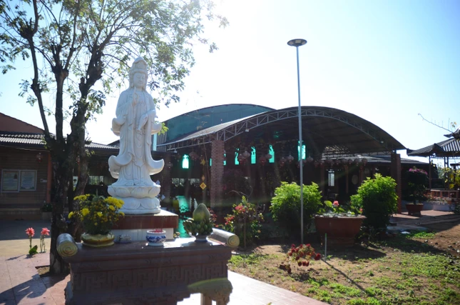 Tôn tượng Đức Quán Thế Âm trong khuôn viên chùa Phước Lâm