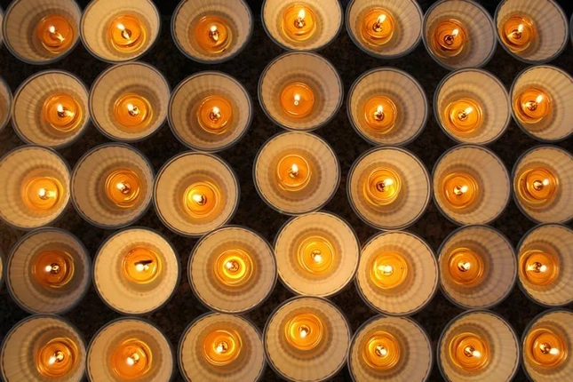 Những ngọn đèn dâng Phật cầu nguyện an lành, trí tuệ