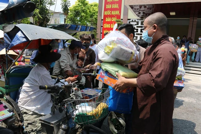 Đại diện chùa Pháp Giới trao quà cho người đi xe lăn, xe lắc