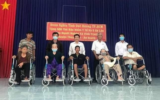 Nhóm thiện nguyện đã trao tặng 5 chiếc xe lăn đến người khuyết tật nghèo ở xã Vĩnh Trạch