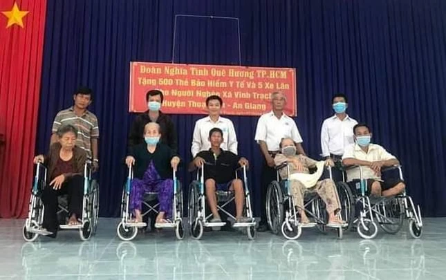 Nhóm thiện nguyện đã trao tặng 5 chiếc xe lăn đến người khuyết tật nghèo ở xã Vĩnh Trạch