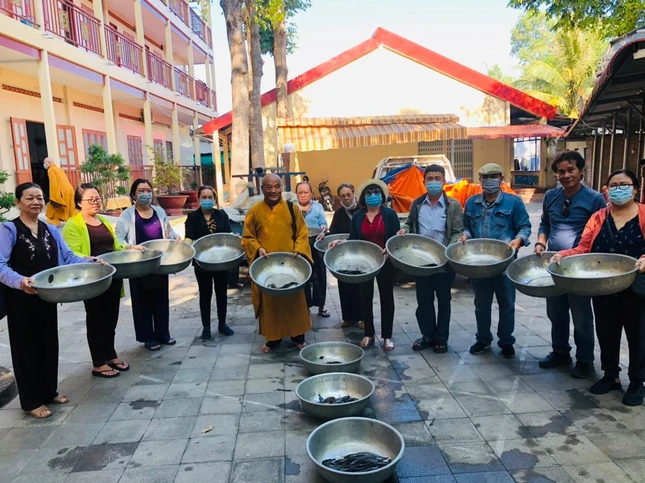 Tổ chức phóng sanh cá tại khúc sông gần chùa Kim Cang - Ảnh: T.Q