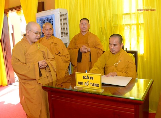 Thượng tọa Thích Tâm Hải đại diện Ban Biên tập báo Giác Ngộ, Ban Thông tin - Truyền thông ghi sổ tang lưu niệm - Ảnh: Bảo Toàn
