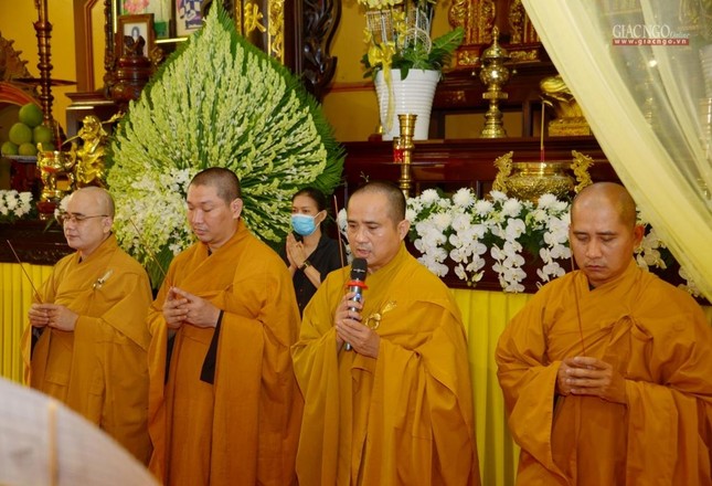 Thượng tọa Thích Tâm Hải đại diện đoàn chia buồn cùng môn đồ pháp quyến - Ảnh: Bảo Toàn