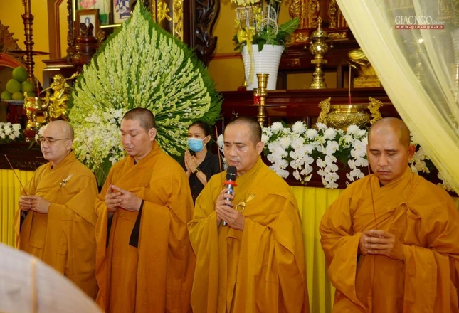 Thượng tọa Thích Tâm Hải đại diện đoàn chia buồn cùng môn đồ pháp quyến - Ảnh: Bảo Toàn