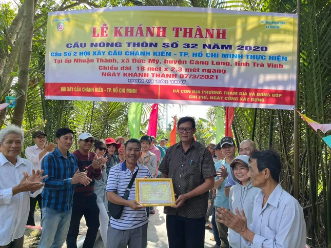 Đại diện đơn vị tài trợ nhận bằng khen của chính quyền địa phương