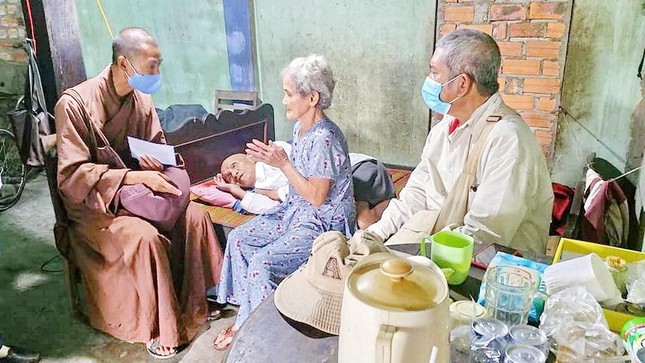 Đại đức Thích Đức Tuệ trao quà đến hộ nghèo