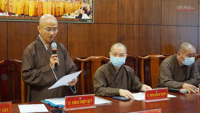 Thượng tọa Thích Thiện Quý trình các nội dung tại cuộc họp