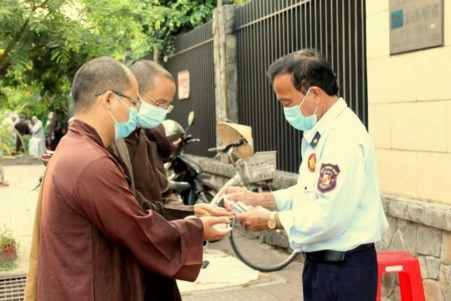 Rửa tay khử khuẩn trước khi vào lớp