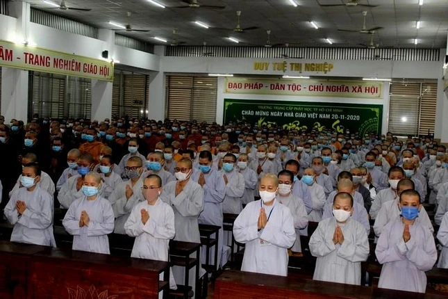 Tăng Ni sinh lắng nghe phổ biến về nội quy sinh hoạt của Trường Trung cấp Phật học