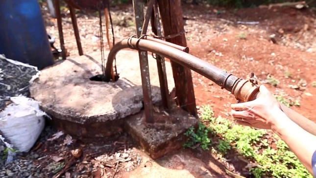 Những chiếc giếng đào sâu 30-40m để có nước tưới cà phê.