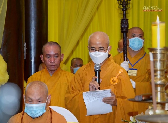 Thượng tọa Thích Thiện Quý thay mặt Ban Tổ chức tang lễ cảm tạ