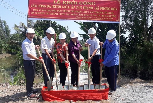 Khởi công xây dựng cây cầu Cống Đá tại ấp Tân Thạnh - Ảnh: T.N