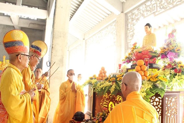 Chư tôn Hòa thượng chứng minh niêm hương bạch Phật