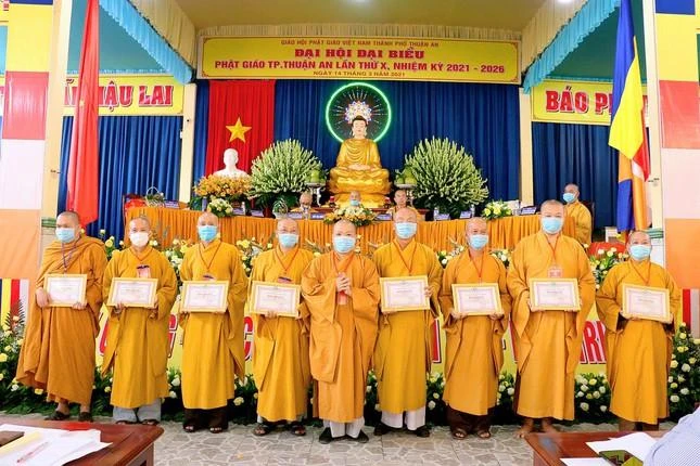 Trao Bằng Tuyên dương Công đức đến chư tôn đức