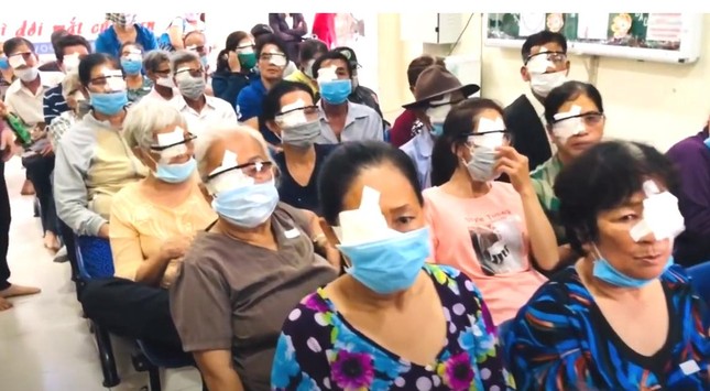 Bệnh nhân nghèo được tài trợ phẫu thuật mắt miễn phí