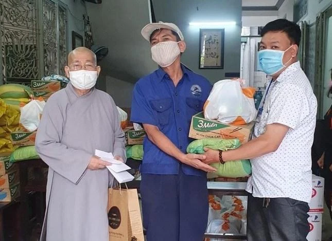 Chia sẻ yêu thương trong mùa dịch bệnh Covid-19 - Ảnh: Như Hòa