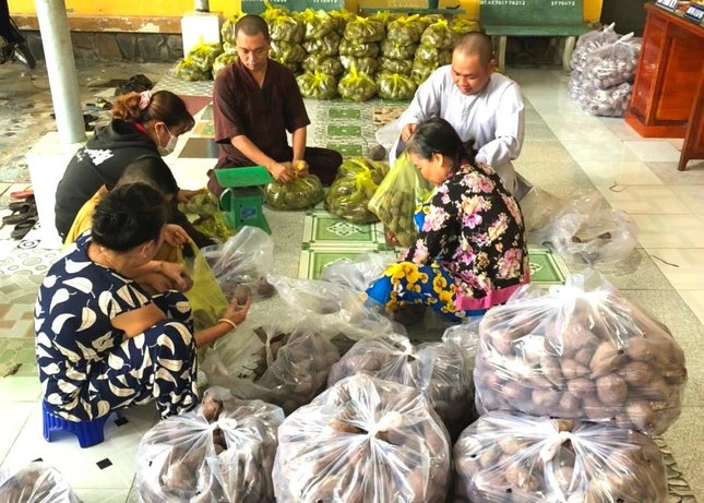 Chư Tăng, Phật tử phần từng phần để tặng cho Phật tử, người dân quanh chùa Chư Tăng, Phật tử phần từng phần để tặng cho Phật tử, người dân quanh chùa