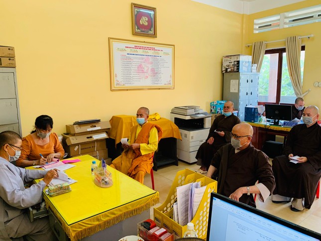 Chư tôn đức đến Văn phòng Ban Trị sự TP.Biên Hòa đóng góp Quỹ "Mua vắc-xin phòng chống Covid-19"