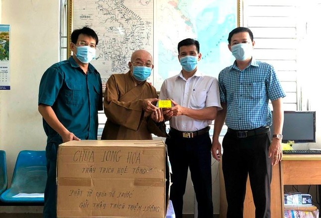 Hòa thượng trao quà đến cho bà con khu cách ly thông qua cán bộ phường