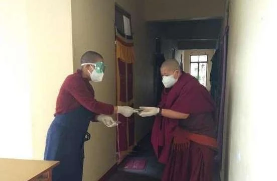 Trao tiền cúng dường - Ảnh: Minh Lộc Trao tiền cúng dường - Ảnh: Minh Lộc