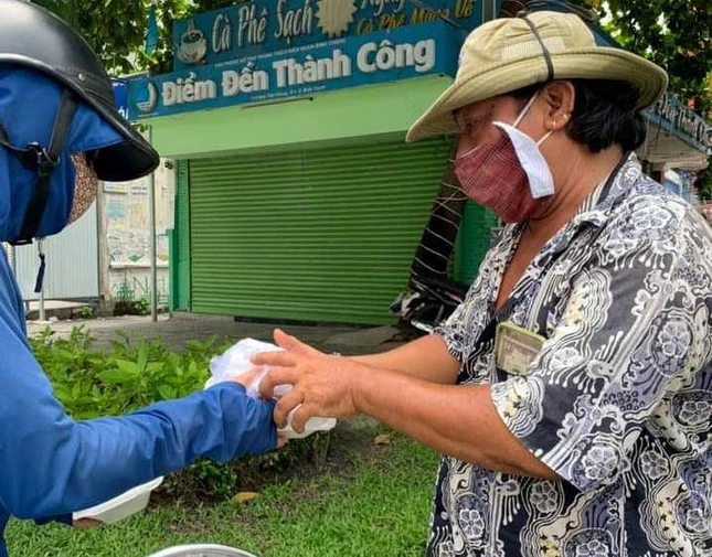 Tình nguyện viên tặng suất cơm chay đến người nghèo TP.HCM - Ảnh: T.N Tình nguyện viên tặng suất cơm chay đến người nghèo TP.HCM - Ảnh: T.N