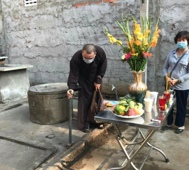 Đại đức Thích Hạnh Huệ thực hiện nghi thức khởi công xây nhà tình thương Đại đức Thích Hạnh Huệ thực hiện nghi thức khởi công xây nhà tình thương